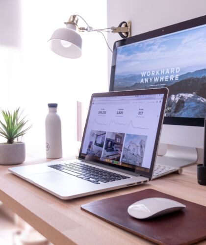 Thuiswerken aan een bureau