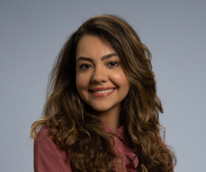 Portret medewerker met grijze achtergrond