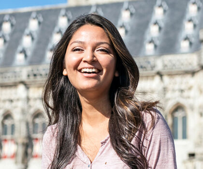 Medewerker met het stadhuis van Middelburg op de achtergrond