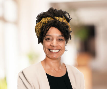 Portret vrouw met wazige achtergrond