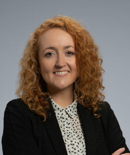 Portret medewerker met grijze achtergrond