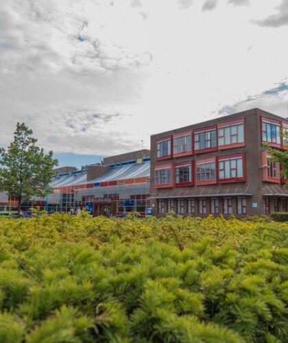 Gebouw HZ Edisonweg met bosjes in de voorgrond
