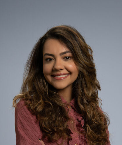 Portret medewerker met grijze achtergrond