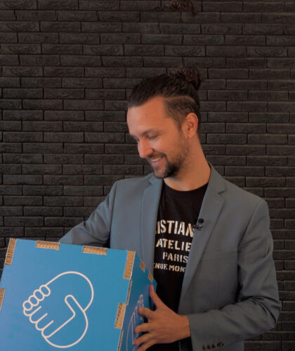 Medewerker met blauw blok in zijn handen