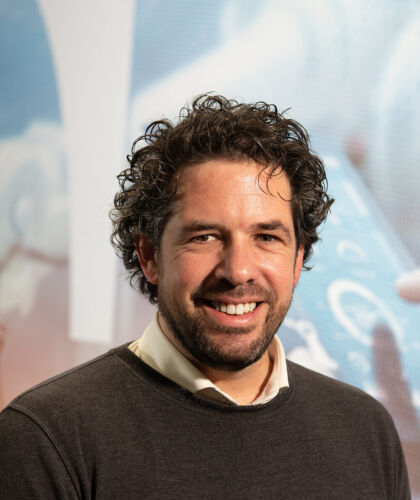 Portret medewerker voor een blauwe achtergrond