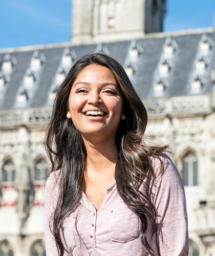 Medewerker met het stadhuis van Middelburg op de achtergrond