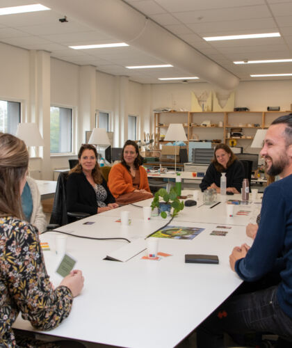Medewerkers vergaderen aan een tafel