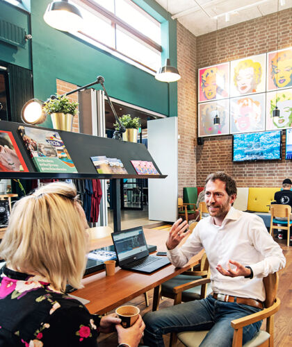 Medewekers in gesprek aan een tafel in de HZ Shop