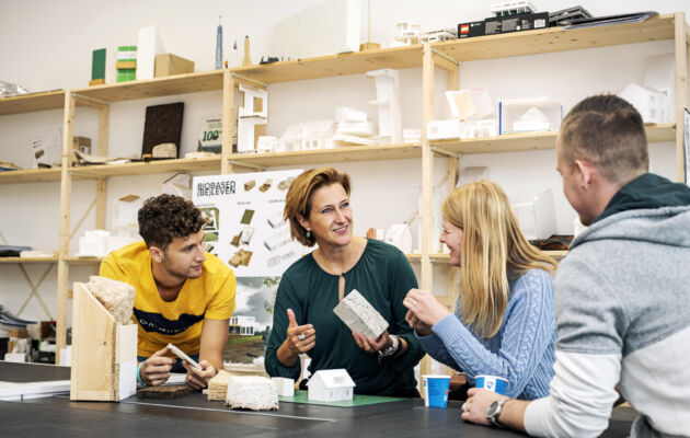 Bouwkunde studenten en docent bezig met project voor biobased bouwen