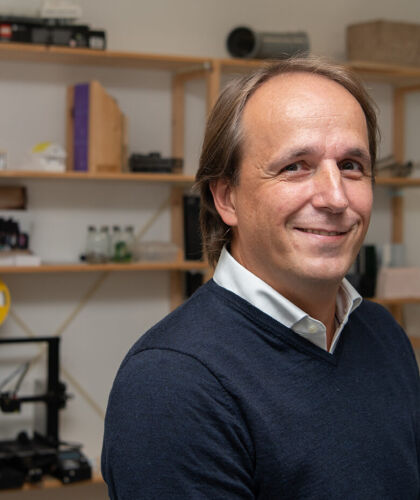 Portret Jules met een kast vol apparatuur in de achtergrond