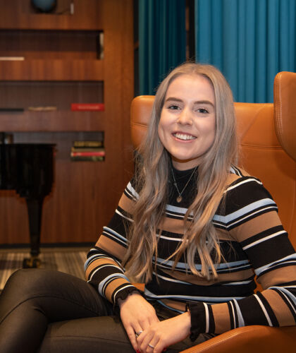 Portret medewerker in een bruine stoel in het HZ Café