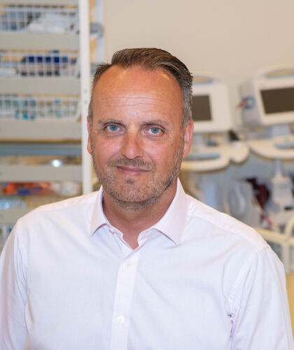 Portret medewerker in een klaslokaal voor zorg opleidingen