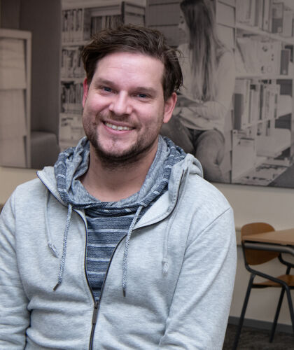 Portret medewerker in een klaslokaal